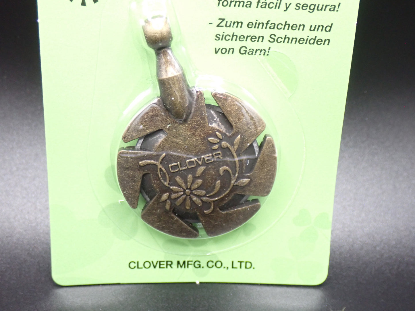 Clover Yarn Cutter Pendant in Antique Gold