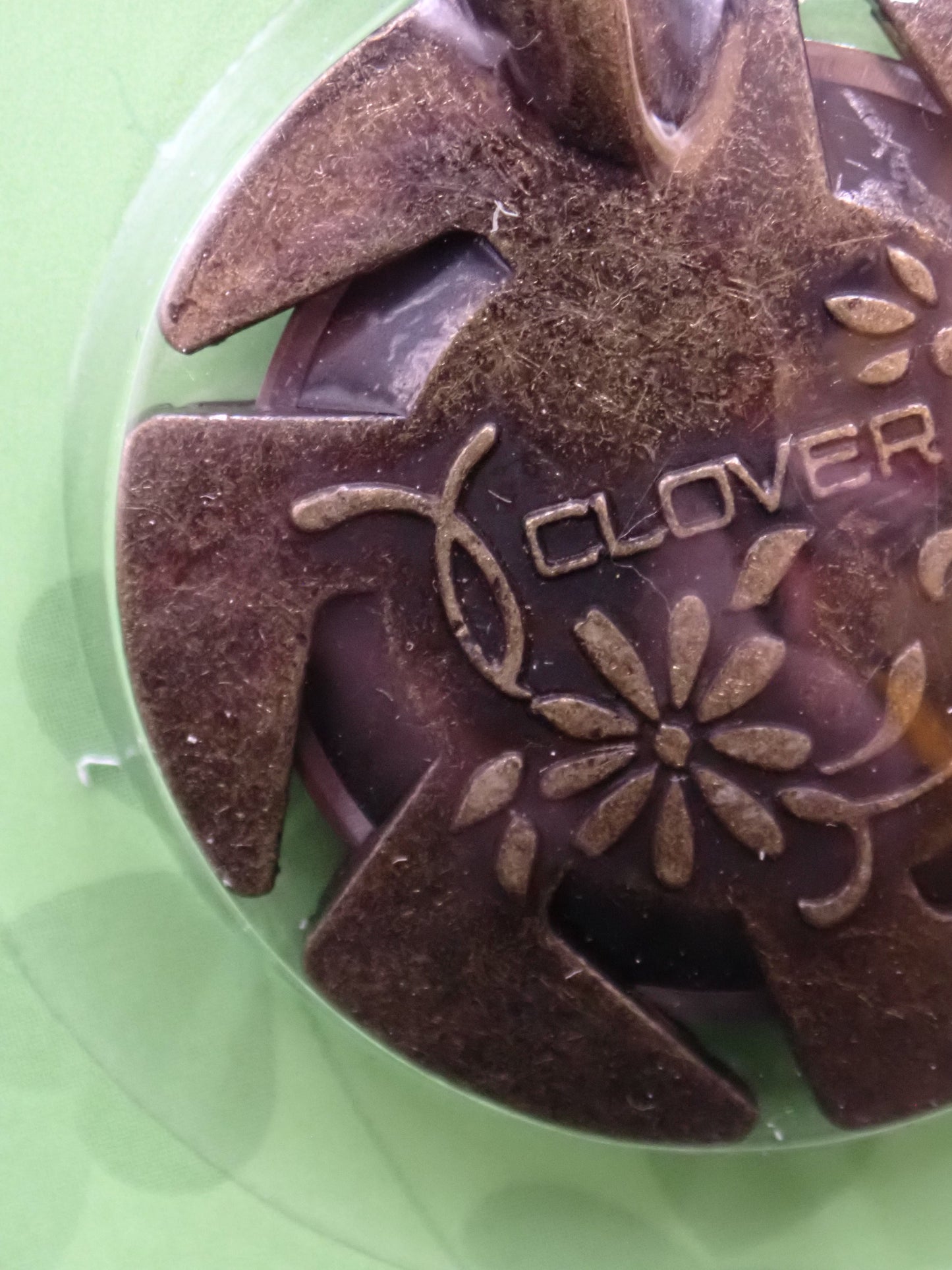 Clover Yarn Cutter Pendant in Antique Gold