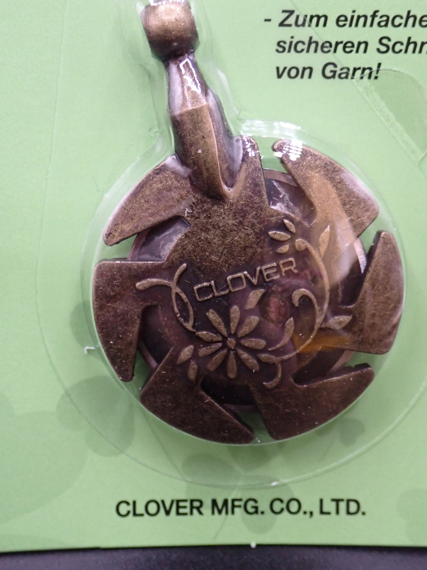 Clover Yarn Cutter Pendant in Antique Gold